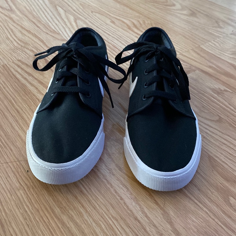 Men’s size 8 Nike shoes